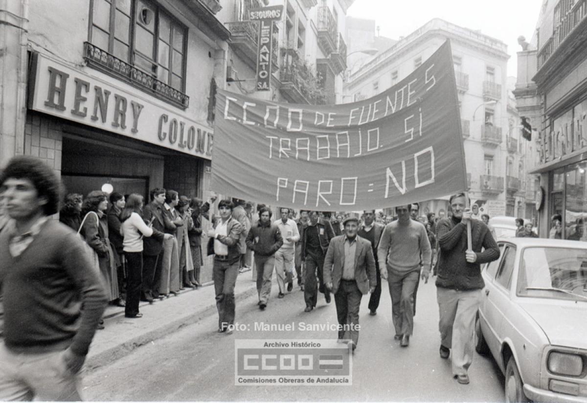 Trabajadores del campo manifestndose contra el paro. Sevilla, ca. 1978-79. Foto: Manuel Sanvicente (Archivo histrico de CCOO de Andaluca).
