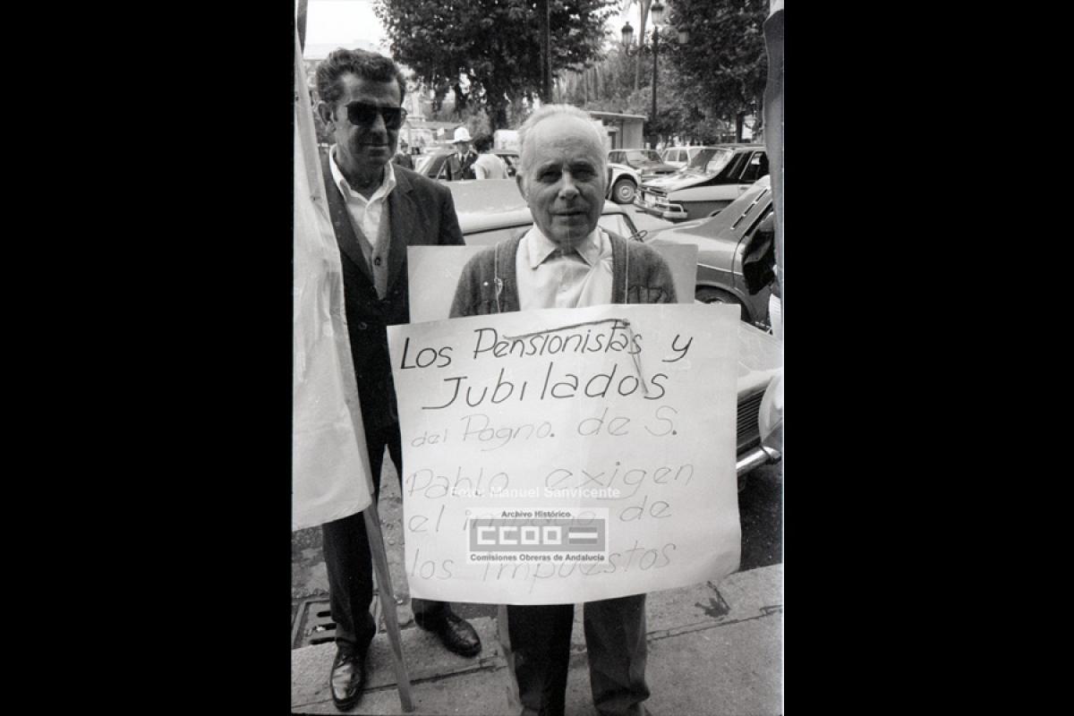 Pensionistas y jubilados exigiendo el impago de impuestos y descuentos en transportes y otros bienes de consumo. Sevilla, ca. 1977-79. Foto: Manuel Sanvicente (Archivo Histrico de CCOO de Andaluca).