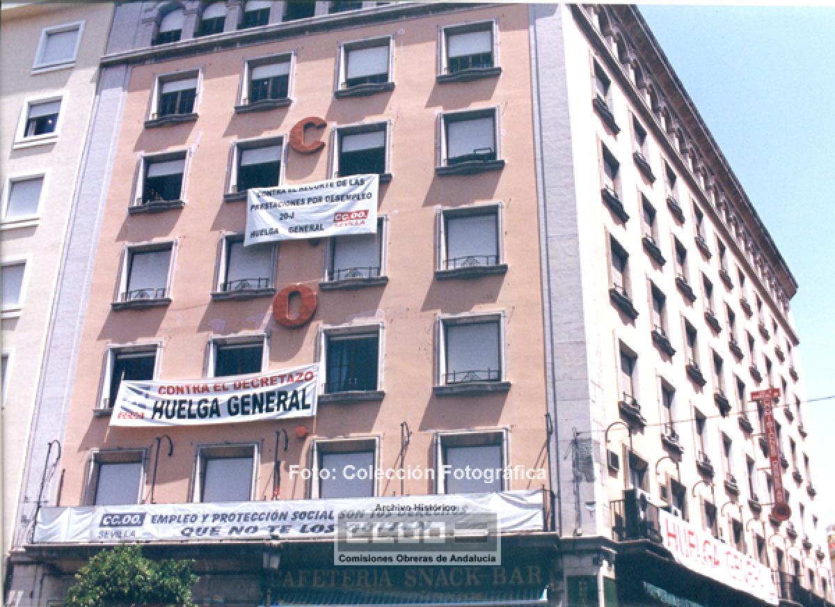 Fachada de Trajano n 1 durante la huelga general contra el "Decretazo", 20 de junio de 2002. Foto: AHCCOOA - Coleccin fotogrfica