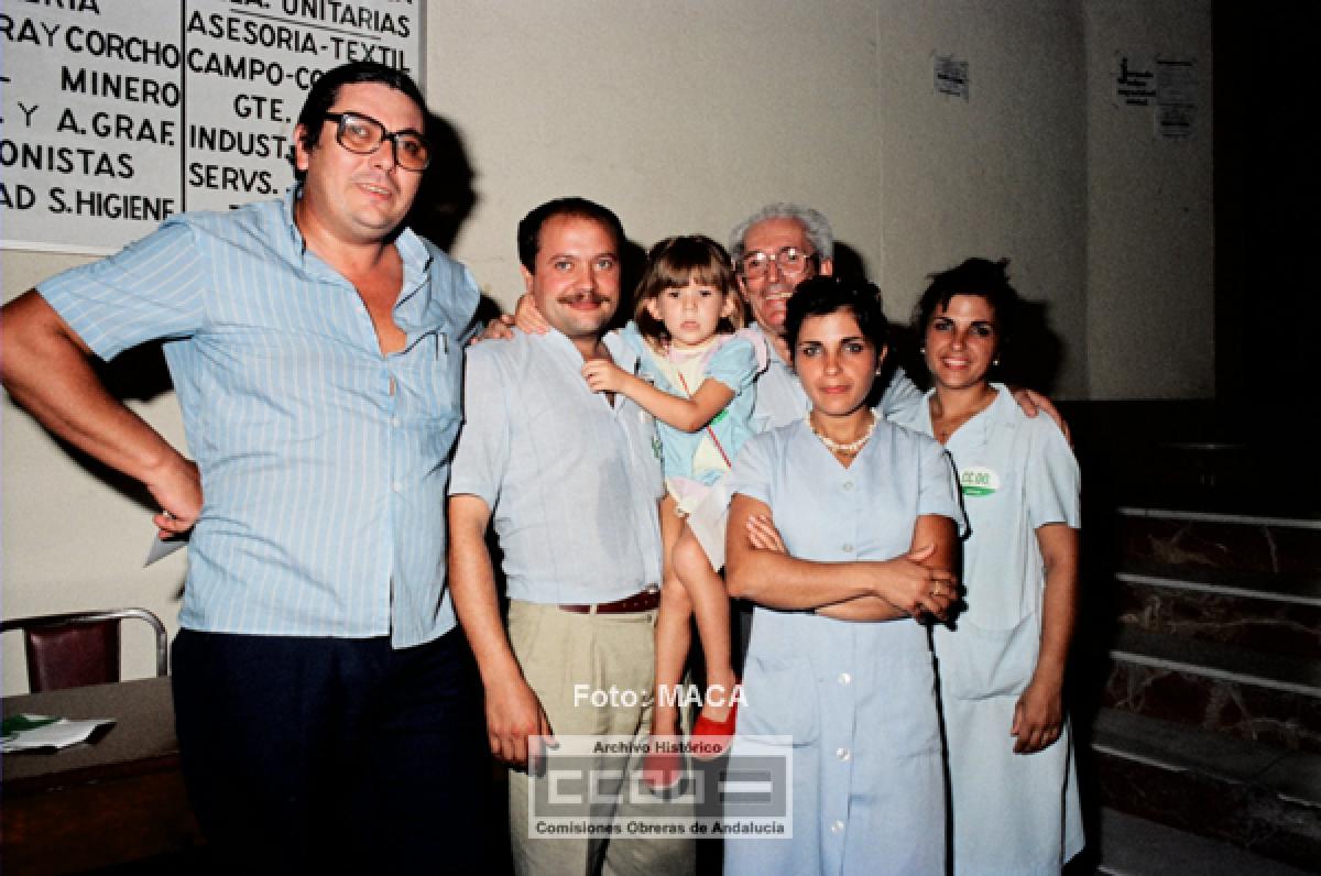 Antonio Herrera y Marcelino camacho con trabajadoras de Novaln en la entrada de Trajano n 1, tras la marcha por el empleo en esta empresa y en Tres Siete, 1985.  Foto AHCCOOA - Maca Escobar