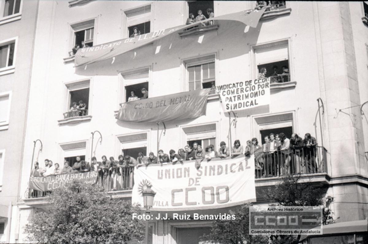 Ocupacin del edificio por parte de sindicalistas de CCOO para reclamar su uso como sede. Febrero de 1979. Foto: AHCCOOA - Jos Julio Ruiz Benavides