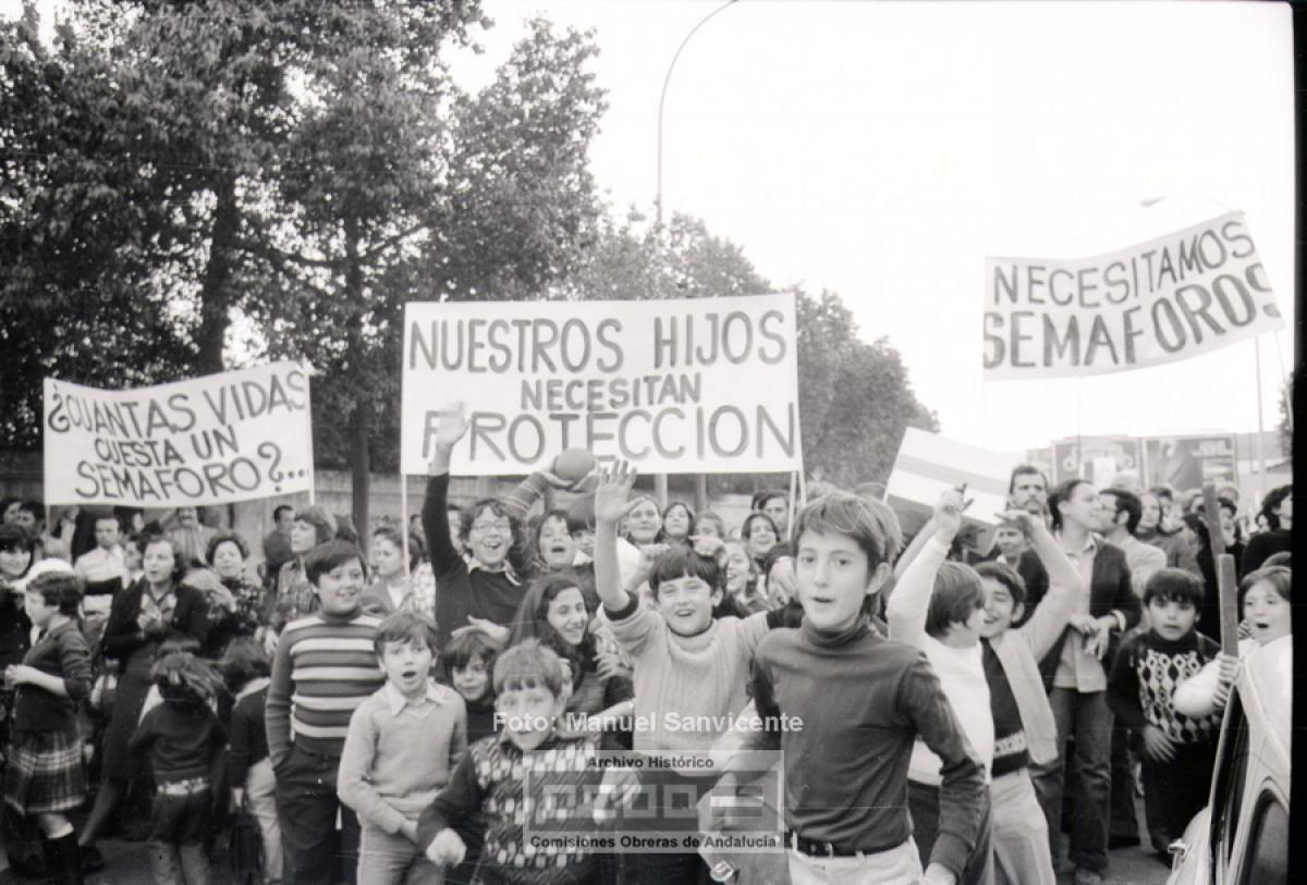 Protesta de vecinos de un barrio sevillano solicitando un semforo. Sevilla, ca. 1977. Foto: Manuel Sanvicente (Archivo Histrico de CCOO de Andaluca).