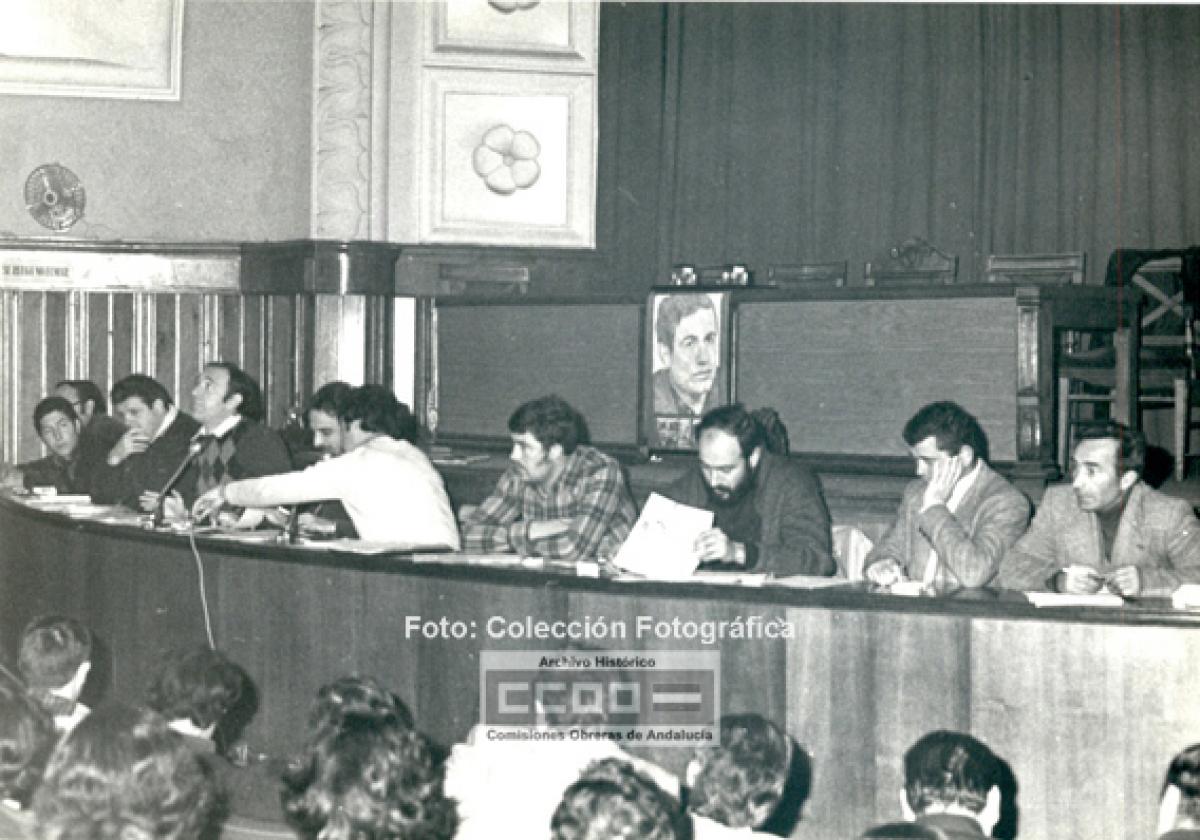 Constitucin de CCOO de Andaluca, febrero de 1977 (Teatro Duque). Foto: AHCCOOA - Coleccin fotogrfica
