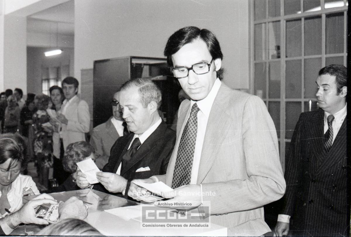 Alfonso Guerra depositando su voto durante la jornada electoral del 15 de junio de 1977, primeras elecciones democrticas celebradas en Espaa desde la Segunda Repblica. Foto: Manuel Sanvicente (Archivo Histrico de CCOO).
