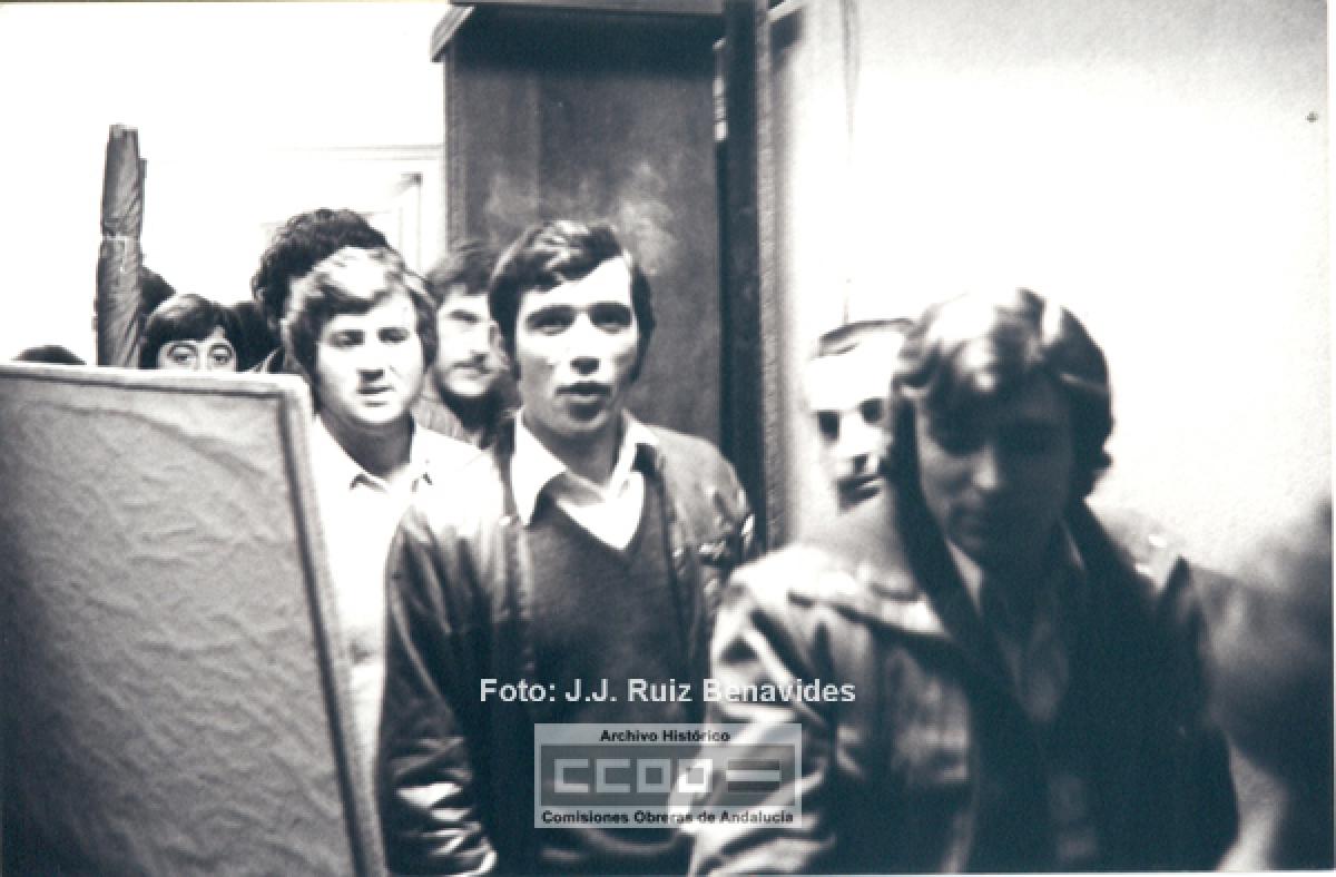 Sindicalistas de CCOO ocupando el edificio de la calle Trajano, n 1 para reclamarlo como sede. Febrero de 1979. Foto: AHCCOOA - Jos Julio Ruiz Benavides
