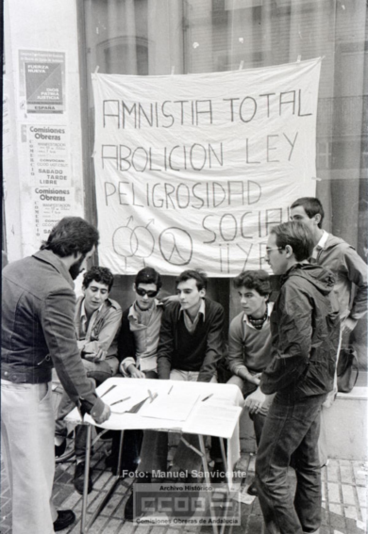 Firma contra la Ley de Peligrosidad Social, Sevilla, octubre de 1977. (Manuel Sanvicente. Archivo Histrico de CCOO de Andaluca)