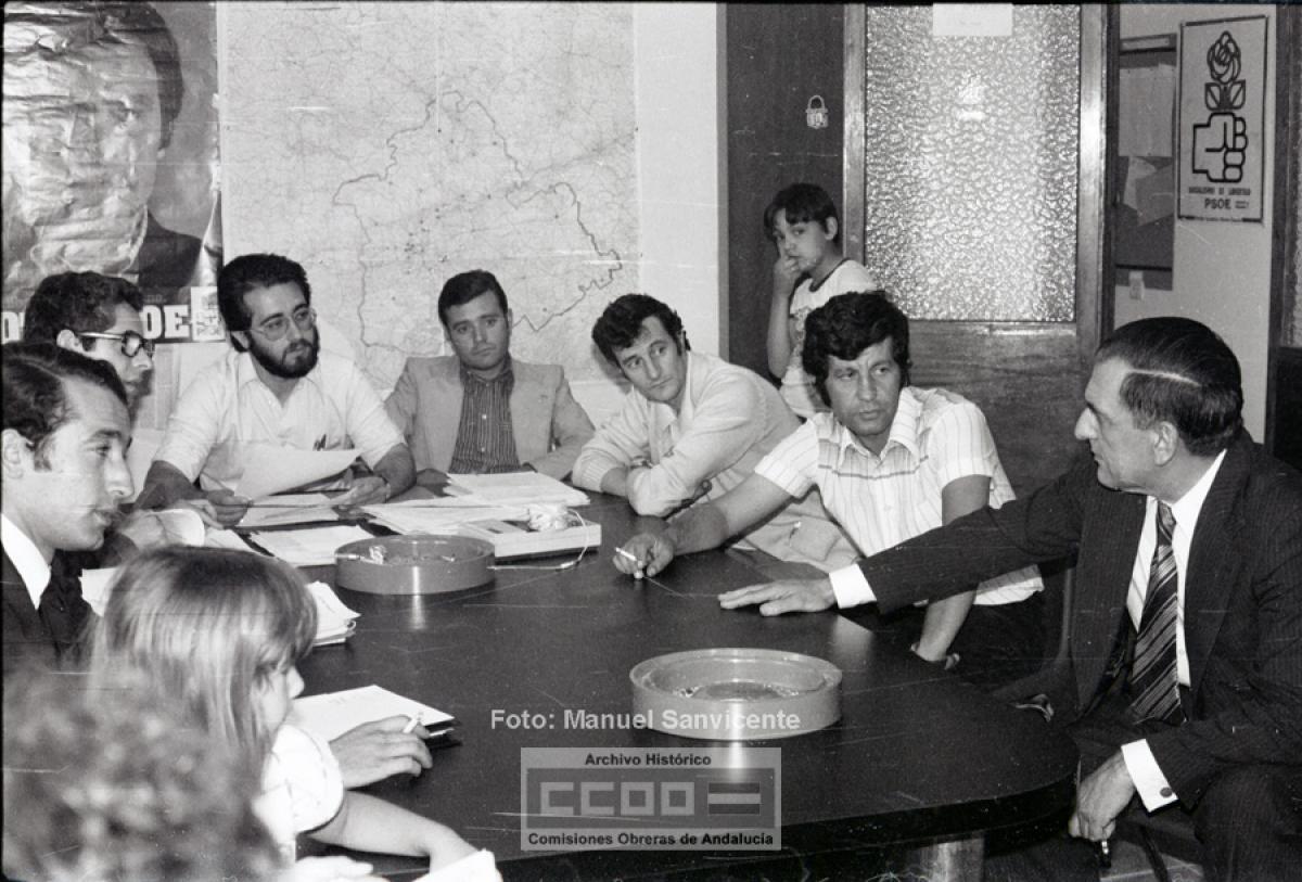Reunin en la sede del PSOE entre dirigentes locales y Plcido Fernndez Viagas. Sevilla, junio de 1977. Foto: Manuel Sanvicente (Archivo Histrico de CCOO de Andaluca).