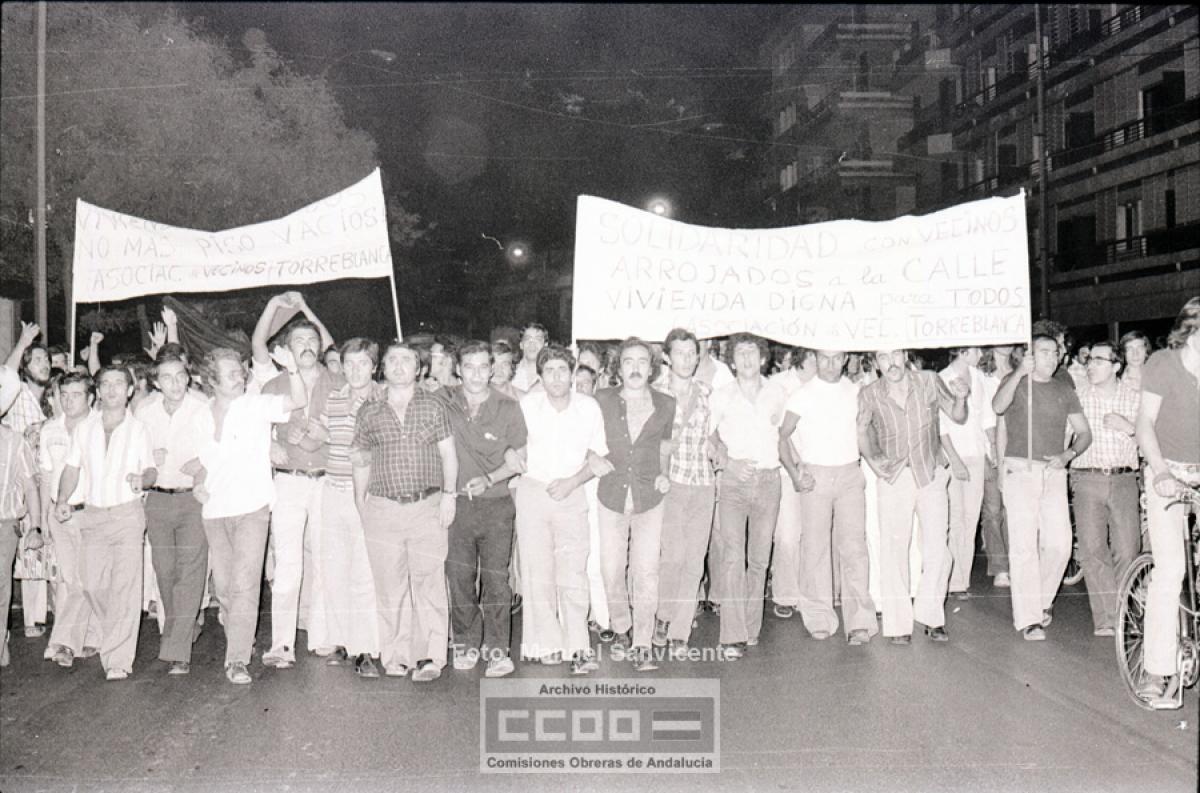 Manifestacin de vecinos del barrio de Torreblanca exigiendo viviendas dignas. Sevilla, ca. 1978. Foto: Manuel Sanvicente (Archivo Histrico de CCOO de Andaluca).