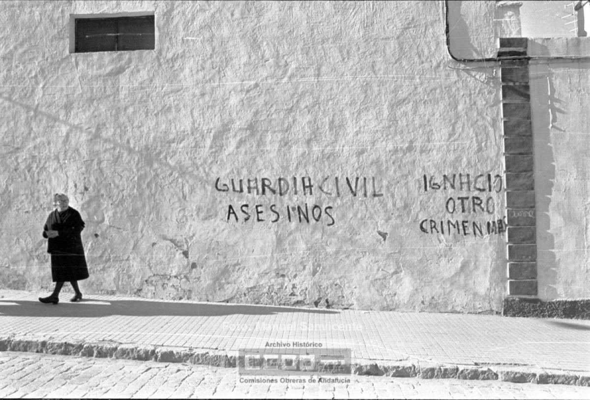 Pintada en una calle de Trebujena por el asesinato del joven trabajador Ignacio Montoya por la Guardia Civil. Trebujena (Cdiz), marzo de 1982. Foto: Manuel Sanvicente (Archivo Histrico de CCOO de Andaluca).