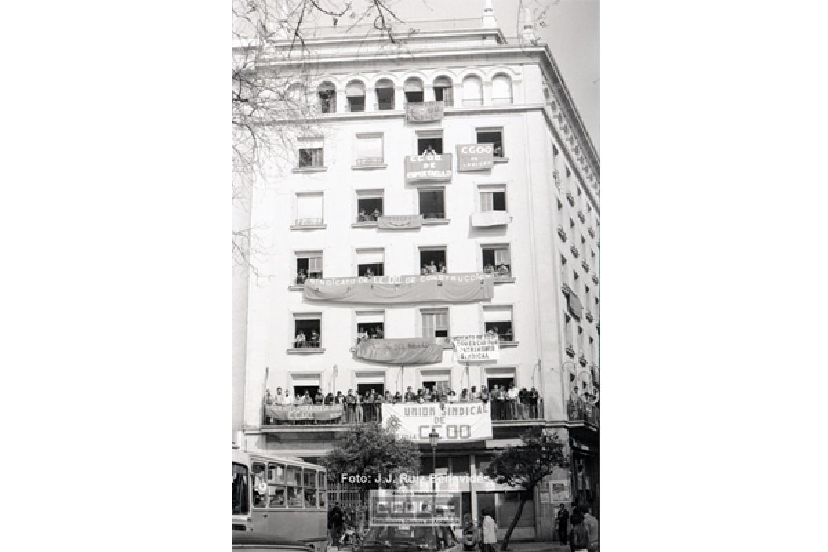 Ocupacin del edificio por sindicalistas de CCOO para reclamarlo como sede. Febrero de 1970. Foto: AHCCOOA - Jos Julio Ruiz Benavides