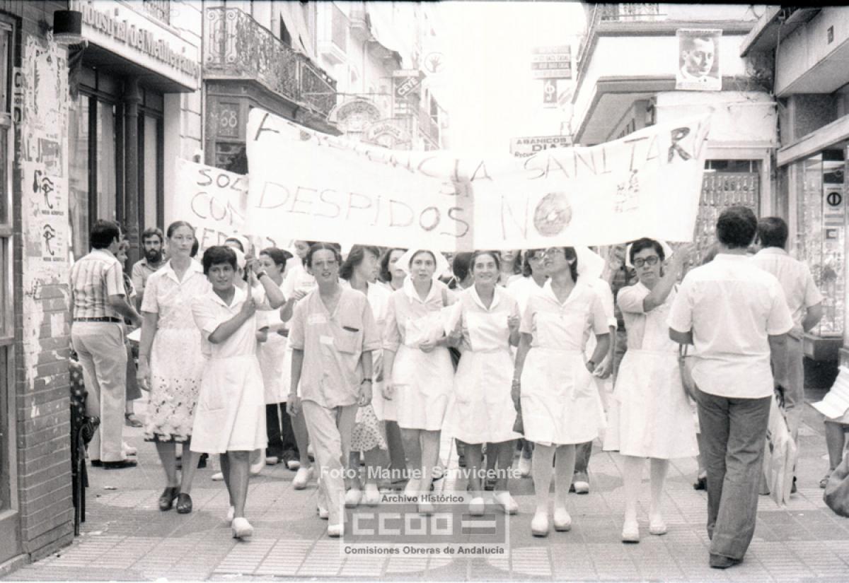 Manifestacin de enfermeras por la calle Sierpes contra los despidos en la Sanidad. Sevilla, ca. 1978. Foto: Manuel Sanvicente (Archivo Histrico de CCOO de Andaluca).