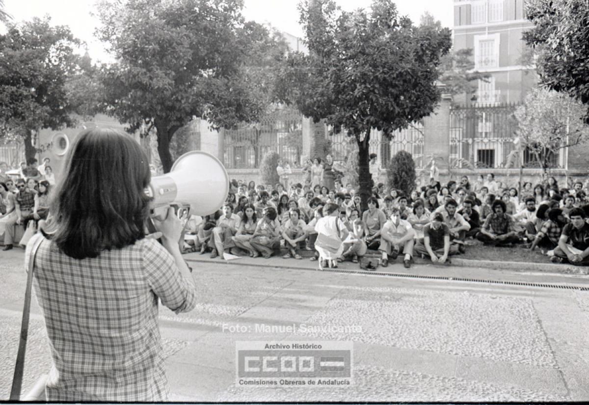 Concentracin de estudiantes convocados por la Asociacin Democrtica de la Mujer (ADM) en la Universidad. Sevilla, 1977. Foto: Manuel Sanvicente (Archivo Histrico de CCOO de Andaluca).