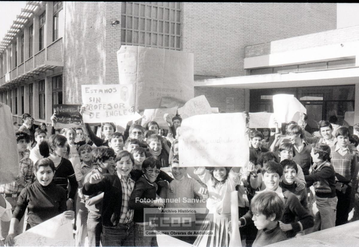 Manifestacin de alumnos de enseanza general exigiendo profesor de ingls para su centro. Sevilla, ca. 1978. Foto: Manuel Sanvicente (Archivo Histrico de CCOO de Andaluca).