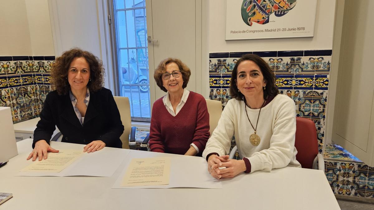 Nuria Lpez Marn, Isabel Real y Mara Iglesias en Morera durante la firma del acuerdo de donacin