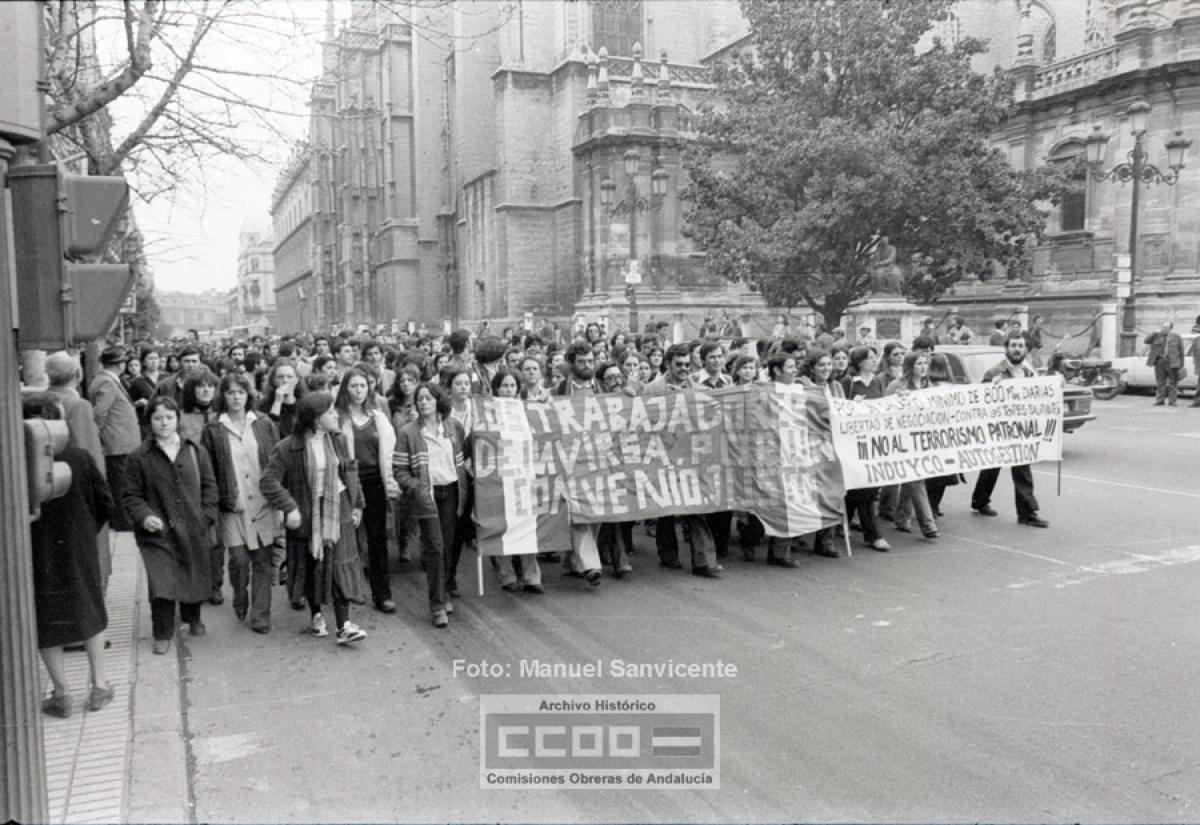 Manifestacin de trabajadoras de empresas textiles. Sevilla, ca. 1978. Foto: Manuel Sanvicente (Archivo Histrico de CCOO de Andaluca).