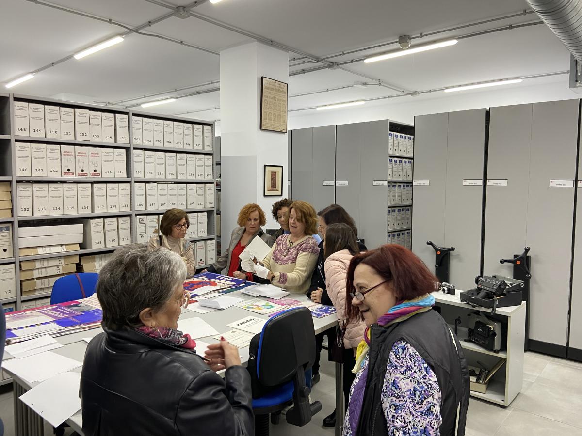 Integrantes de la Secretara de la Mujer de la Federacin de Pensionistas de Andaluca, con Elosa Baena, durante la visita al depsito del archivo el 13 de febrero de 2024