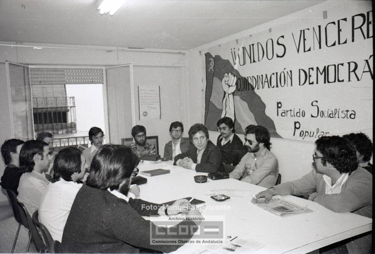Reunin de la direccin andaluza del Partido Socialista Popular (PSP) en su sede. Sevilla, junio de 1977. Foto: Manuel Sanvicente (Archivo Histrico de CCOO de Andaluca).