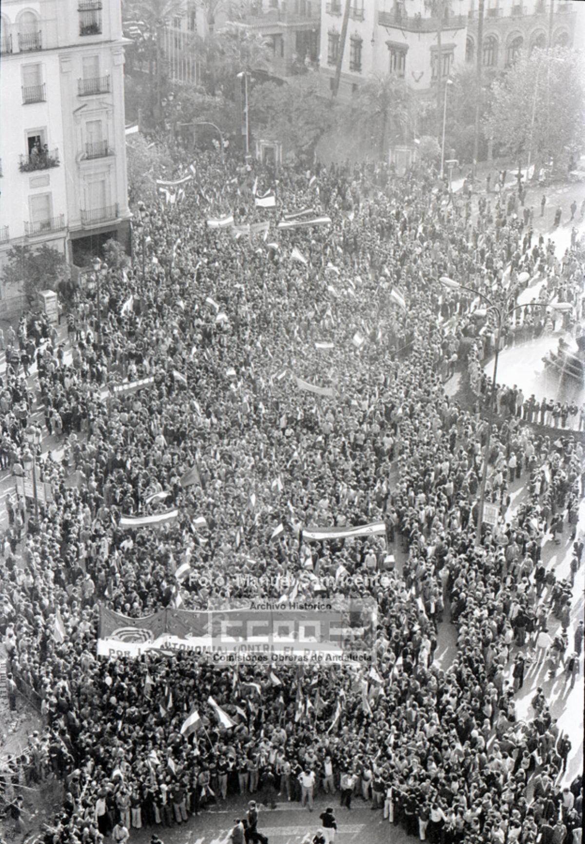 Perspectiva de la manifestacin por la Autonoma de Andaluca a su paso por la Puerta de Jerez. Sevilla, 4 de dicembre de 1979. Foto: Manuel Sanvicente (Archivo Histrico de CCOO de Andaluca).
