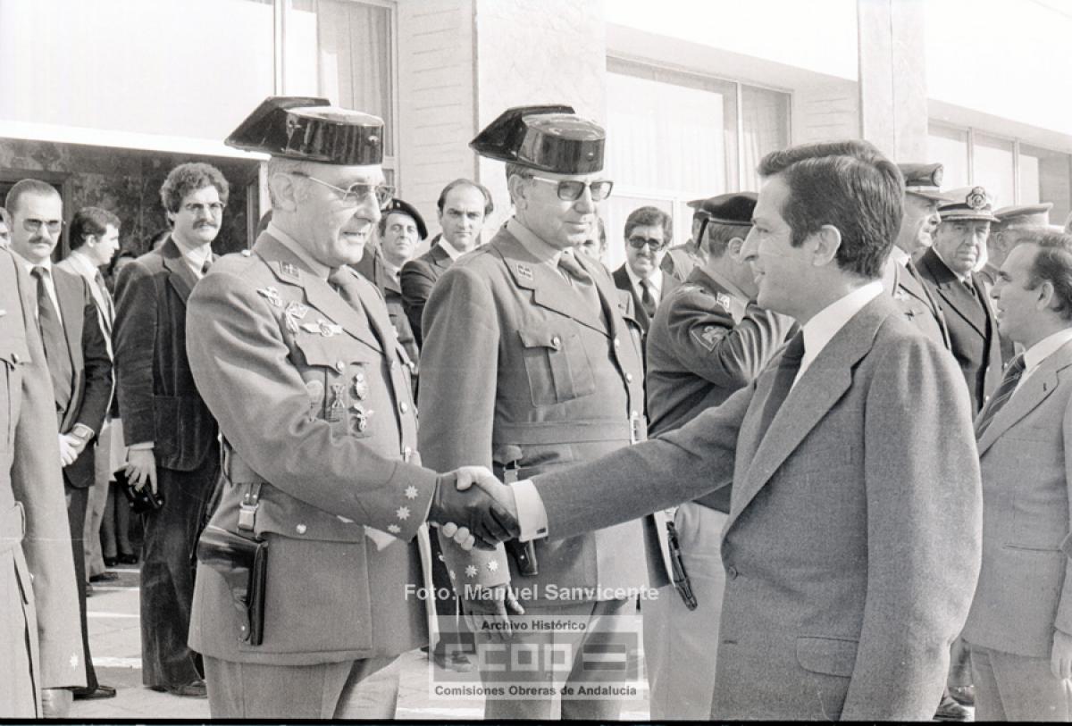 Guardias civiles saludan a Adolfo Surez, presidente del Gobierno, durante una visita de este a Sevilla. Foto: Manuel Sanvicente (Archivo Histrico de CCOO de Andaluca).