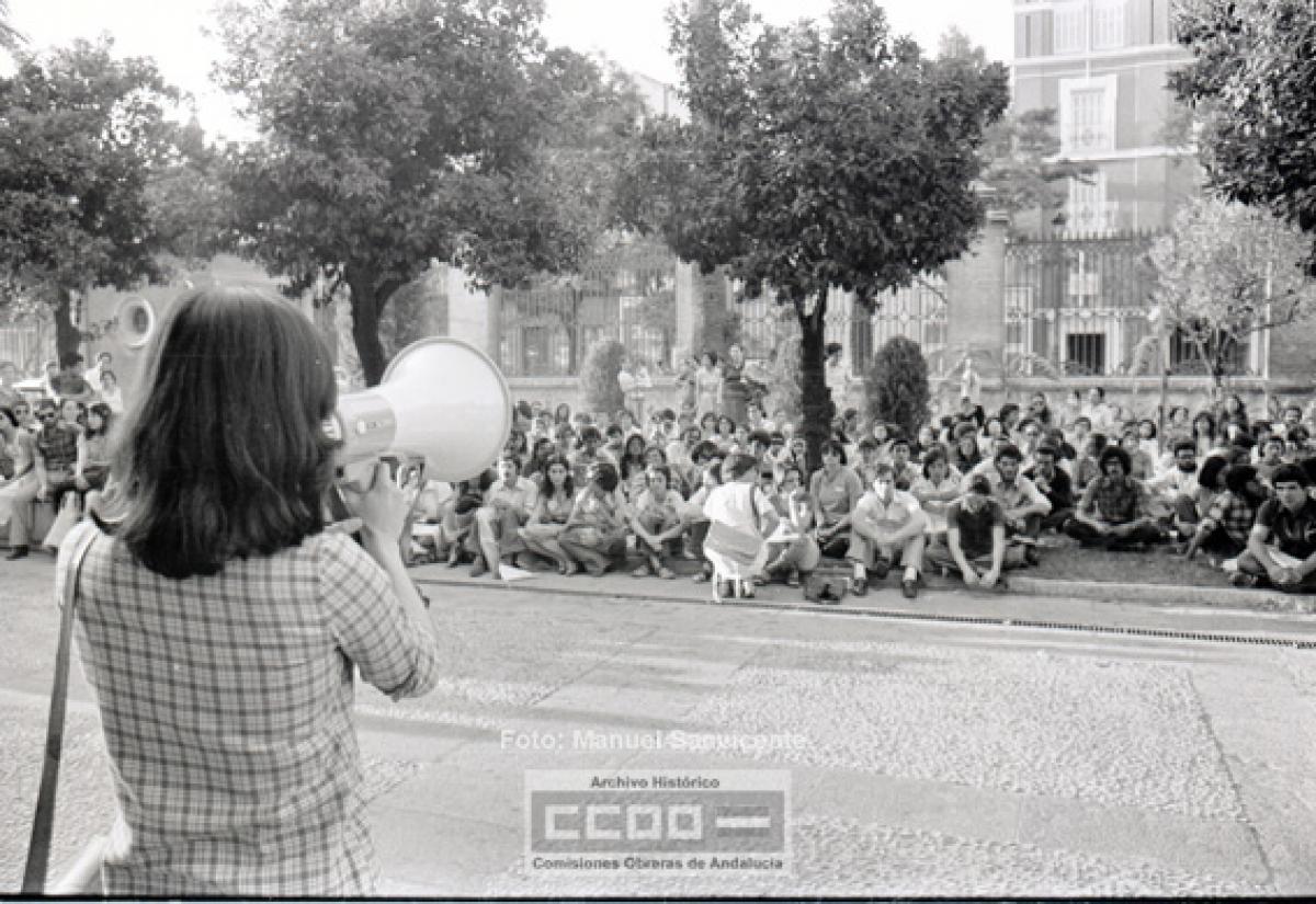 Concentracin de la Asociacin Democrtica de la Mujer en la Universiad de Sevilla (ca. 1977). FOto: Manuel Sanvicente (Archivo Histrico de CCOO de Andaluca).