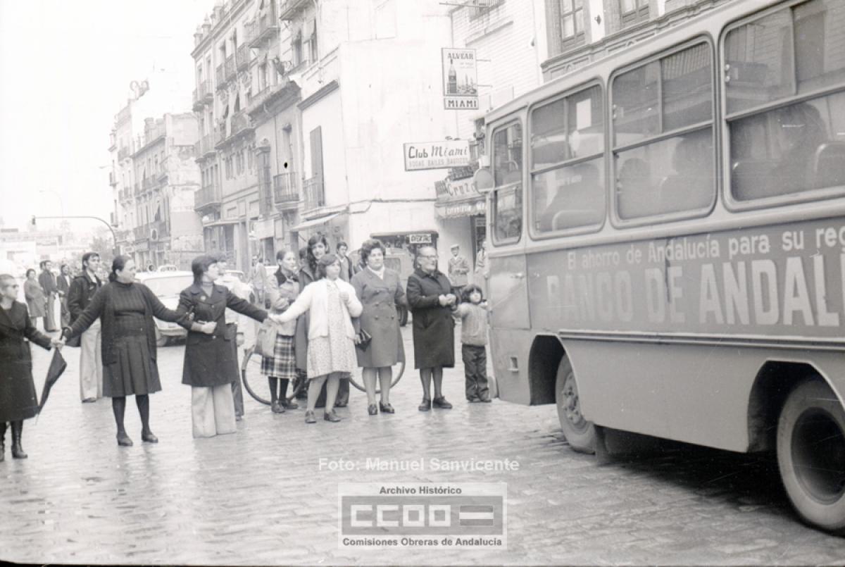 Mujeres cortando el trfico durante una protesta en la calle San Jacinto. Sevilla, 1977. Foto: Manuel Sanvicente (Archivo Histrico de CCOO de Andaluca).