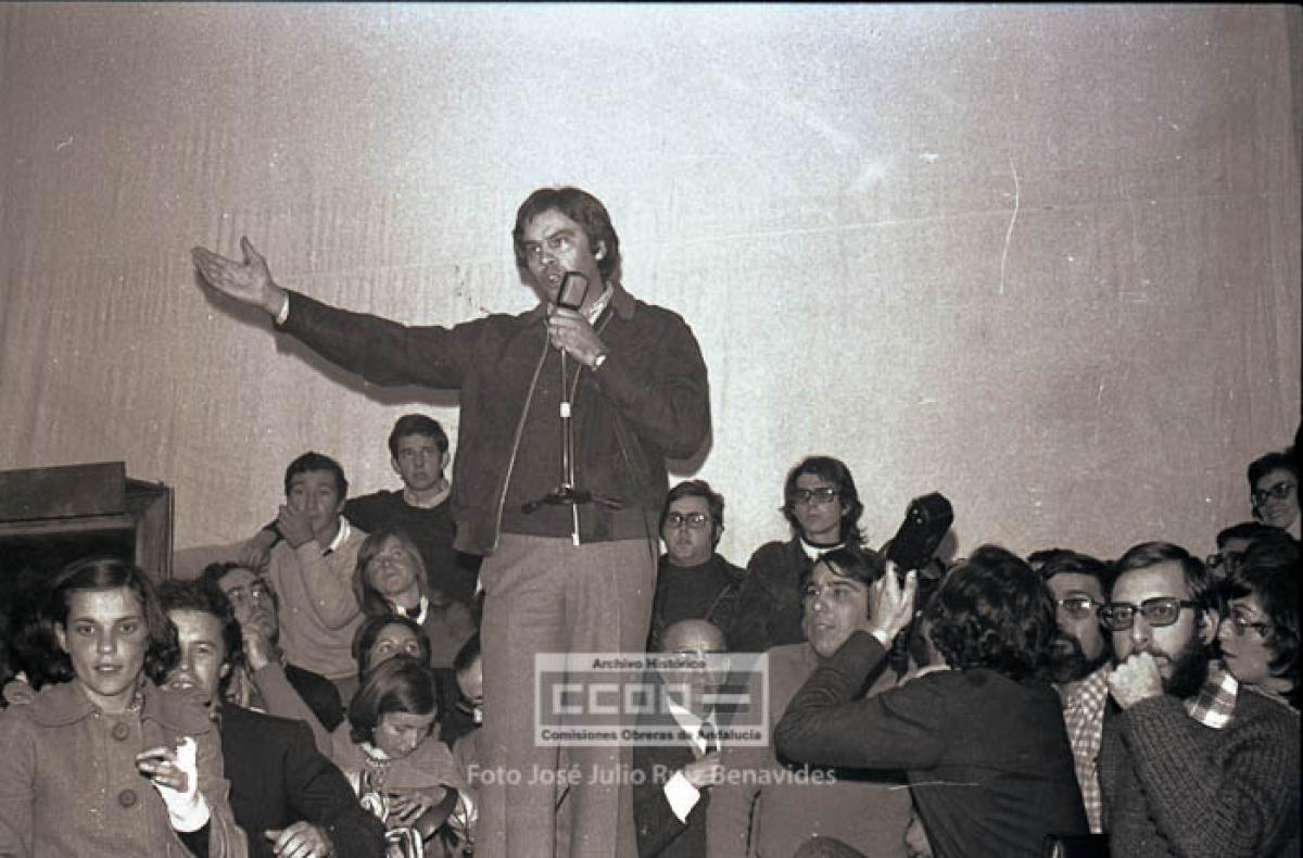 3. Conferencia clandestina de Felipe González en la Universidad de Sevilla. 31 de enero de 1976. Foto de José Julio Ruiz Benavides (AHCCOOA).