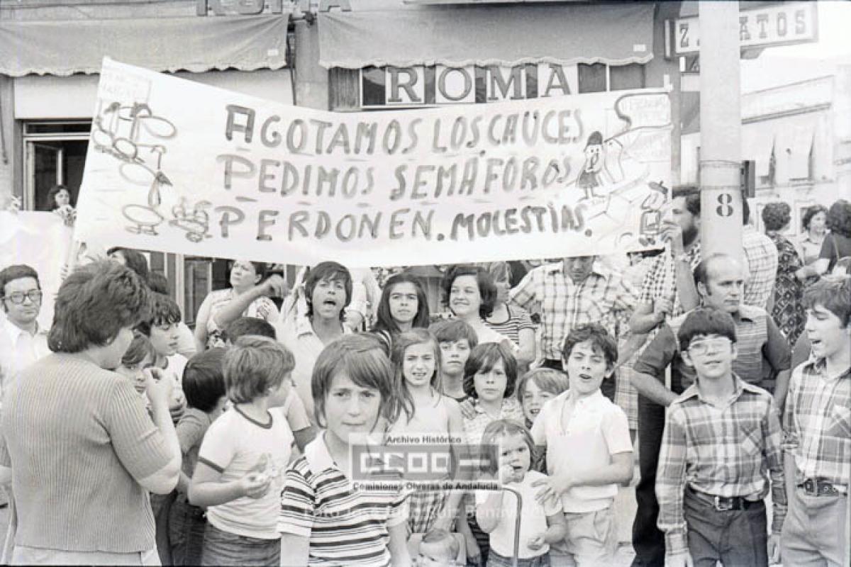 42. Los habitantes de los barrios de la Paz, Las Avenidas, Doctor Marañón y Cooperativa Ferroviaria San Francisco exigen semáforo para sus barrios. Sevilla, 9 de marzo de 1977.