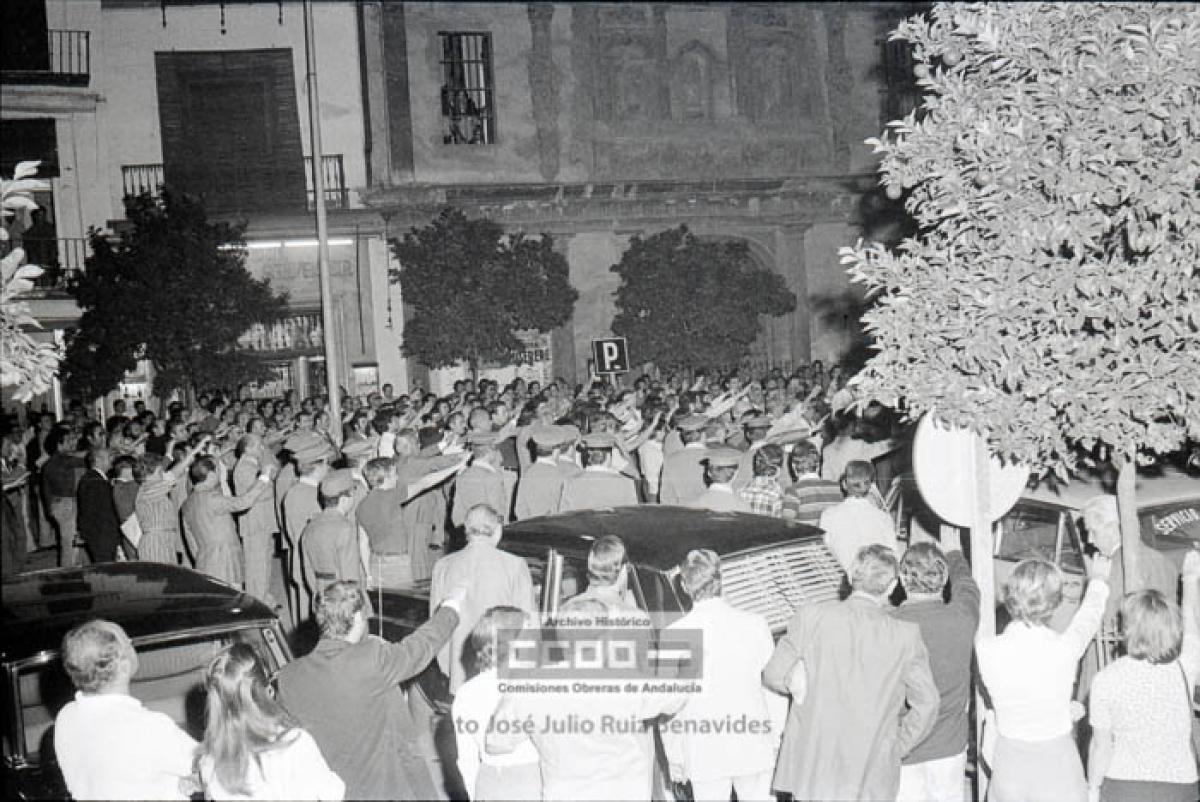 24. Concentración de ultraderechistas de Fuerza Nueva en la plaza del Salvador. Sevilla, octubre 1976. Foto de José Julio Ruiz Benavides (AHCCOOA).