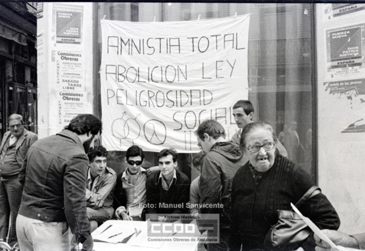 Firma contra la Ley de Peligrosidad Social, Sevilla, octubre de 1977. (Manuel Sanvicente. Archivo Histórico de CCOO de Andalucía)