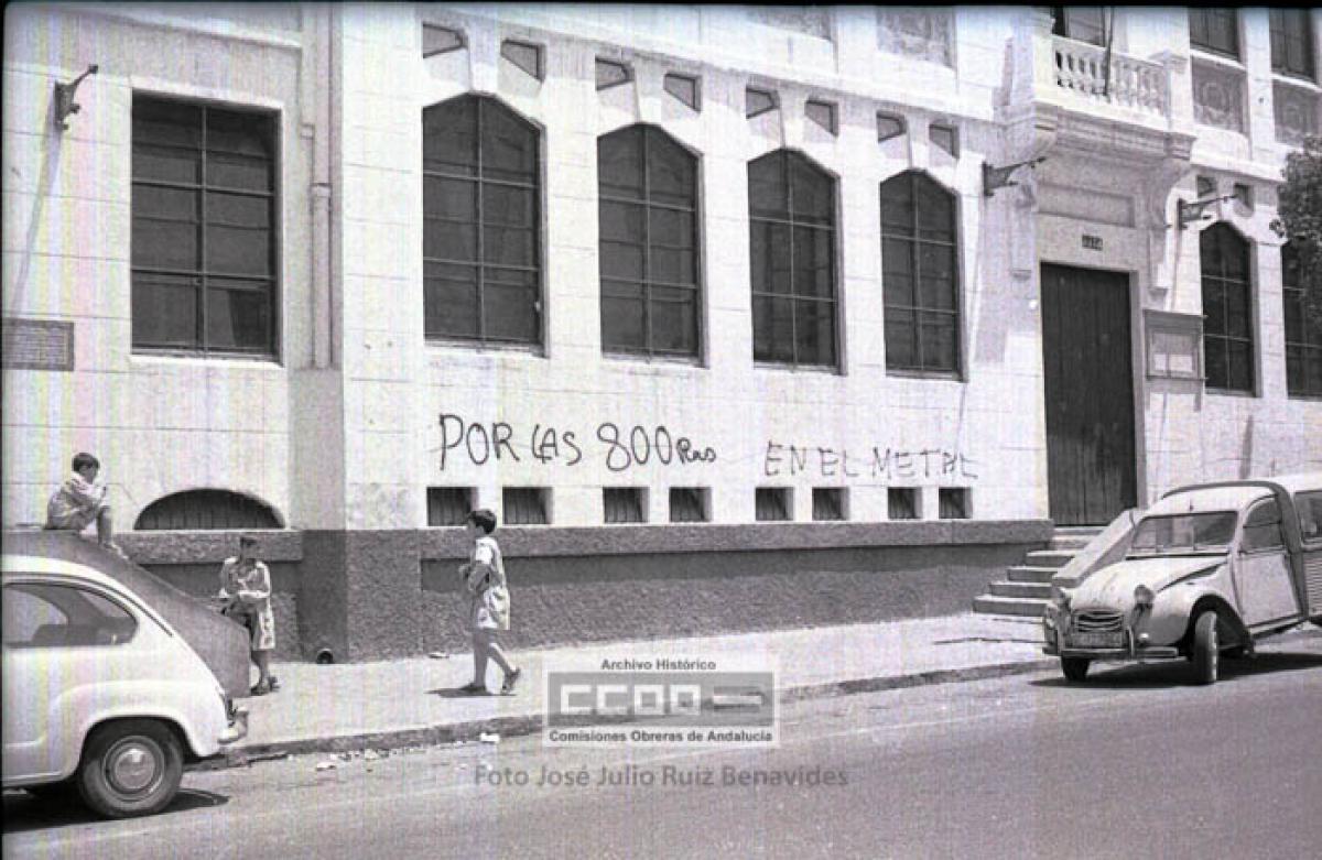 14. Pintada reivindicando la subida de 800 pesetas para el convenio del metal. Sevilla, junio de 1976. Foto de José Julio Ruiz Benavides (AHCCOOA).