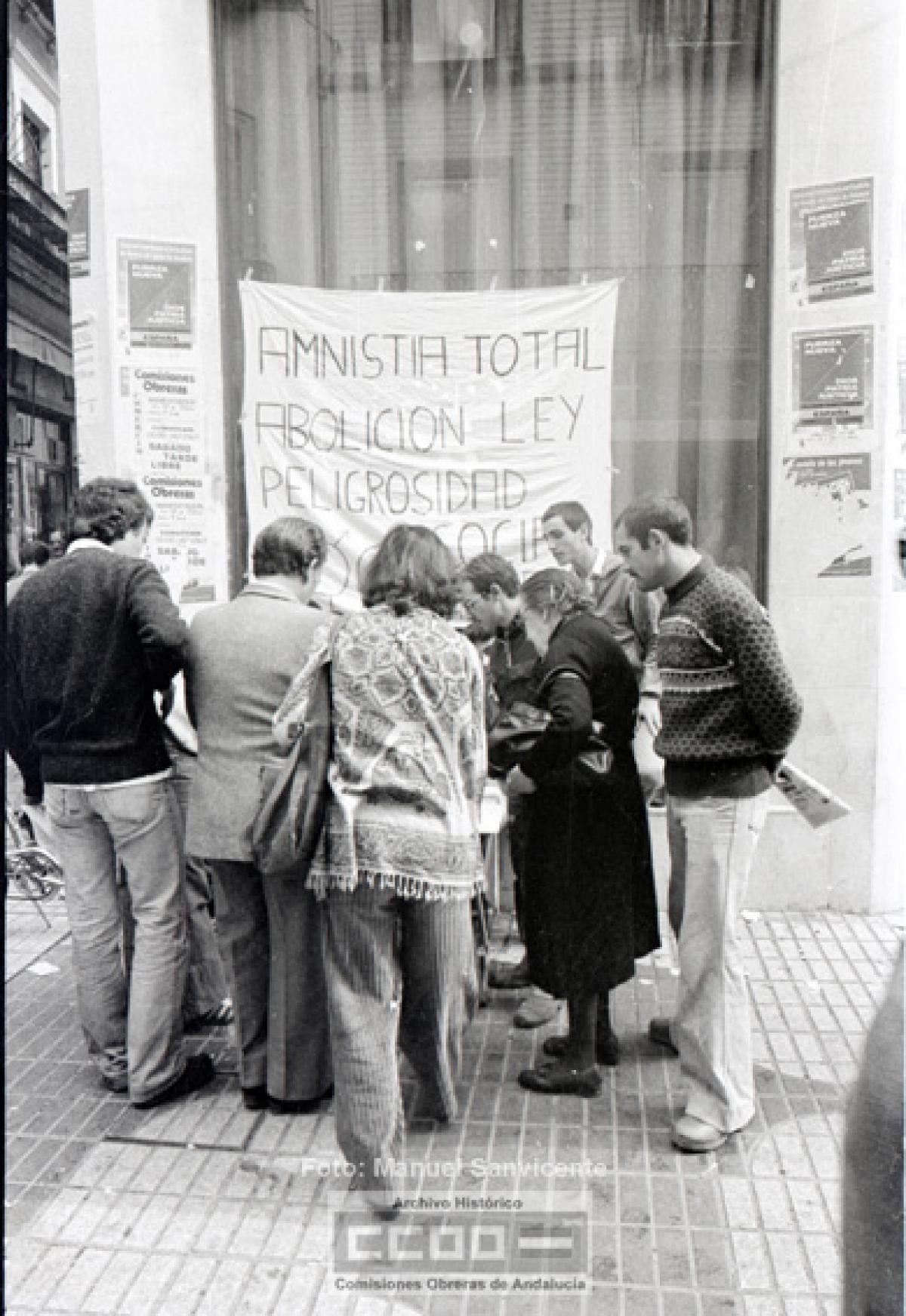 Firma contra la Ley de Peligrosidad Social, Sevilla, octubre de 1977.  (Manuel Sanvicente. Archivo Histórico de CCOO de Andalucía)