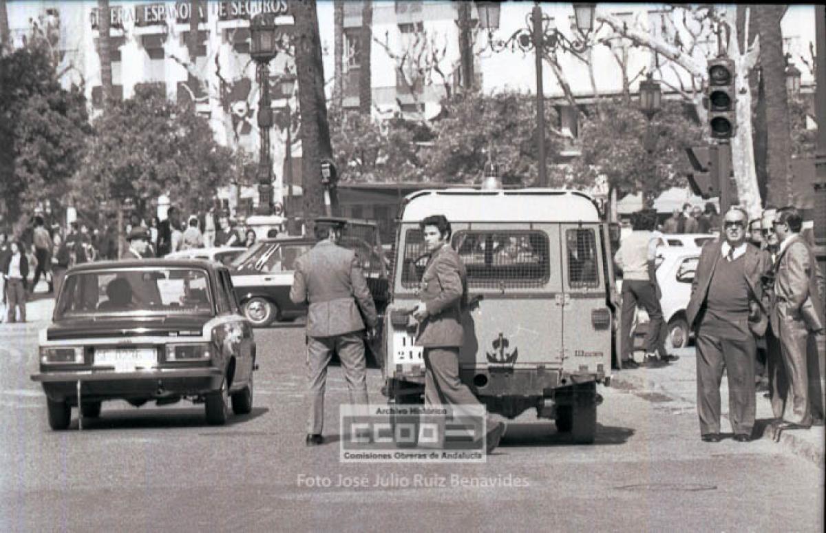 12. Fuerzas del “orden público disuadiendo” a manifestantes que pedían amnistía y libertad, varios sufrieron lesiones y otros fueron detenidos. Sevilla, 28 de marzo de 1976. Foto de José Julio Ruiz Benavides (AHCCOOA).