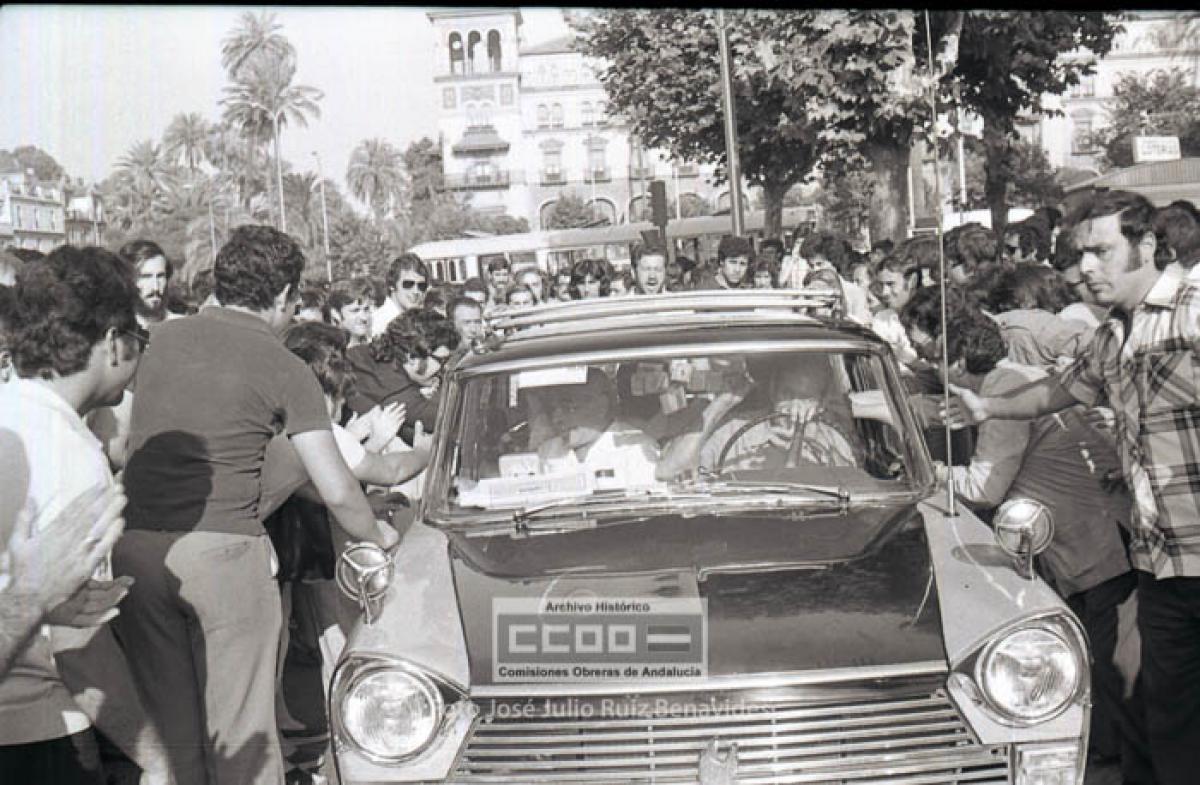 17. Regreso del exilio del dirigente del PCE Manuel Delicado. Sevilla, 5 de julio de 1976. Foto de José Julio Ruiz Benavides (AHCCOOA).