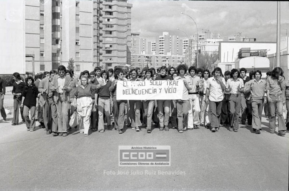 38. Manifestación exigiendo trabajo y dirigiéndose al centro, donde se reunieron “unos tres mil”. Sevilla, 13 marzo, 1977. Foto de José Julio Ruiz Benavides (AHCCOOA).