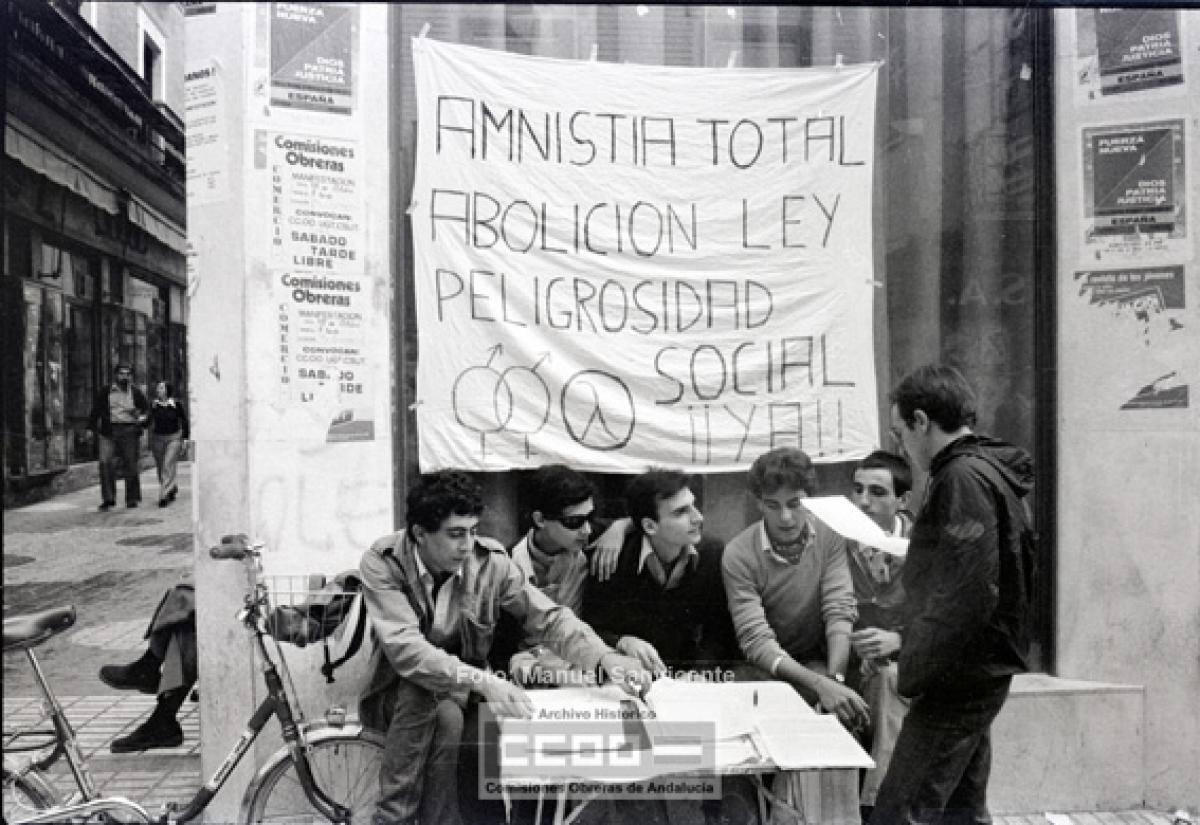 Firma contra la Ley de Peligrosidad Social, Sevilla, octubre de 1977. (Manuel Sanvicente. Archivo Histórico de CCOO de Andalucía)
