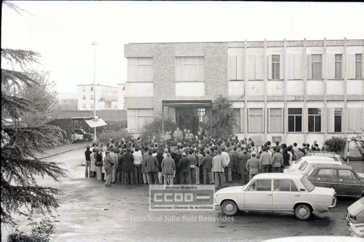 28. Concentración de trabajadores en la puerta de la fábrica Landis Gyr con motivo de la huelga general convocada por la Coordinadora de Organizaciones Sindicales (COS). Al menos once trabajadores del PCE y de CCOO fueron detenidos. Sevilla, 12 de noviembre de 1976. Foto de José Julio Ruiz Benavides (AHCCOOA).