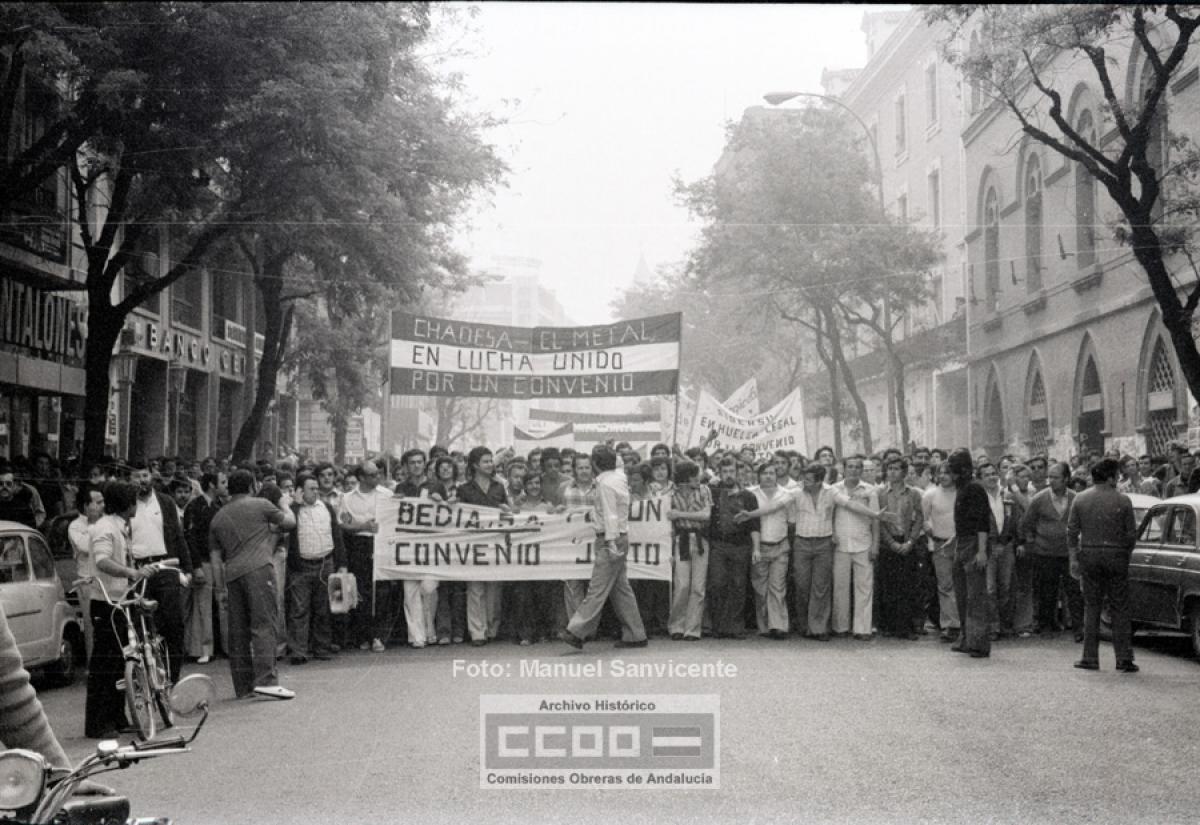 Manifestacin de trabajadores metalrgicos por su convenio. Sevilla, ca. 1978. Foto: Manuel Sanvicente (Archivo Histrico de CCOO de Andaluca).