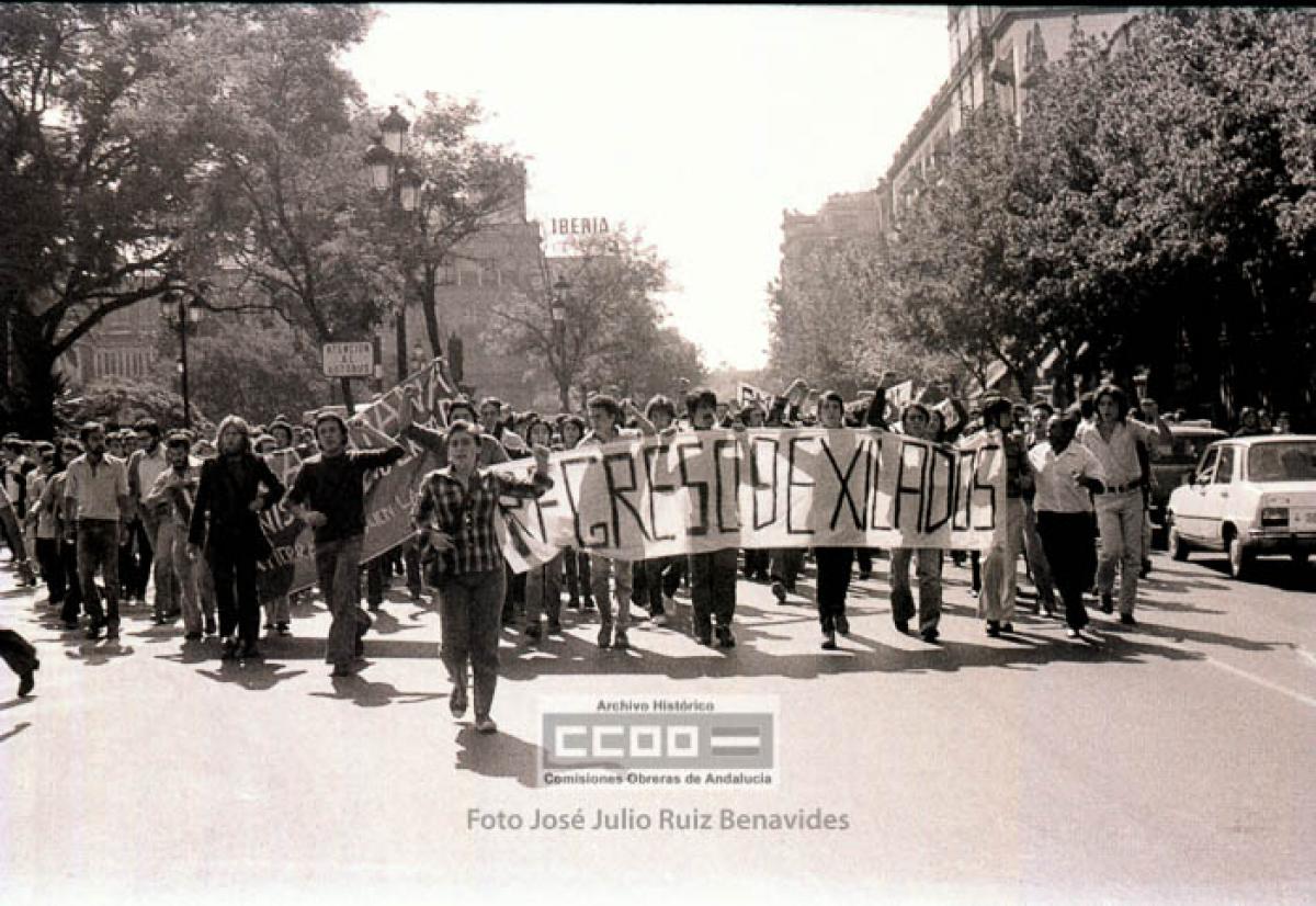 23. Manifestación de estudiantes exigiendo el regreso de los exiliados políticos. Sevilla, octubre de 1976. Foto de José Julio Ruiz Benavides (AHCCOOA).