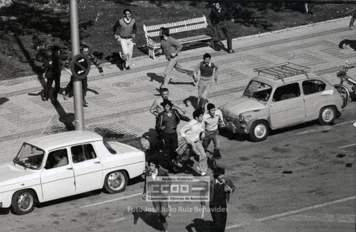 11. Manifestantes disolviéndose por actuación policial mientras exigían amnistía y libertad. Sevilla, 28 de marzo de 1976. Foto de José Julio Ruiz Benavides (AHCCOOA).