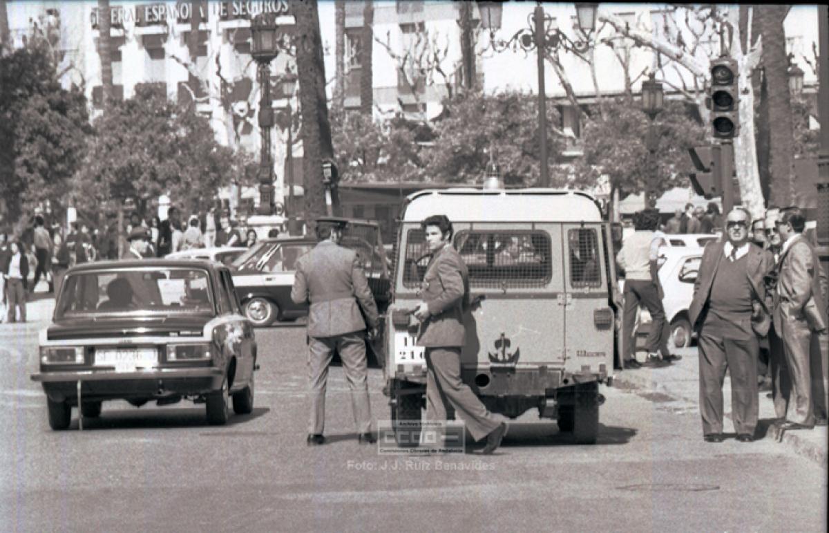 Policia armada disuadiendo una manifestación de las fuerzas democráticas. Sevilla, 28 de marzo de 1976 (Foto de José Julio Ruiz Benavides. Archivo Histórico de CCOO de Andalucía).
