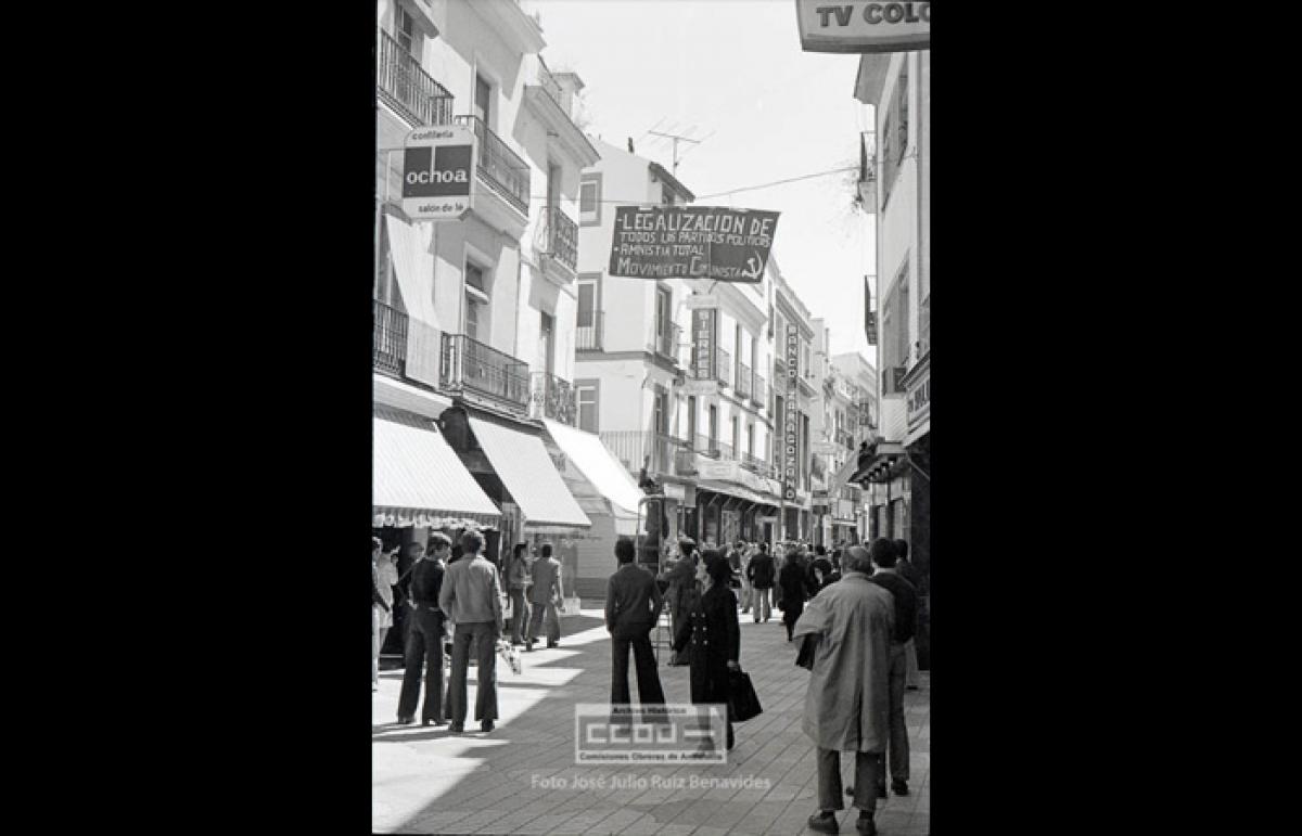 40. Pancarta colgada en la calle Sierpes exigiendo la legalización de los partidos políticos. Sevilla, marzo de 1977. Foto de José Julio Ruiz Benavides (AHCCOOA).