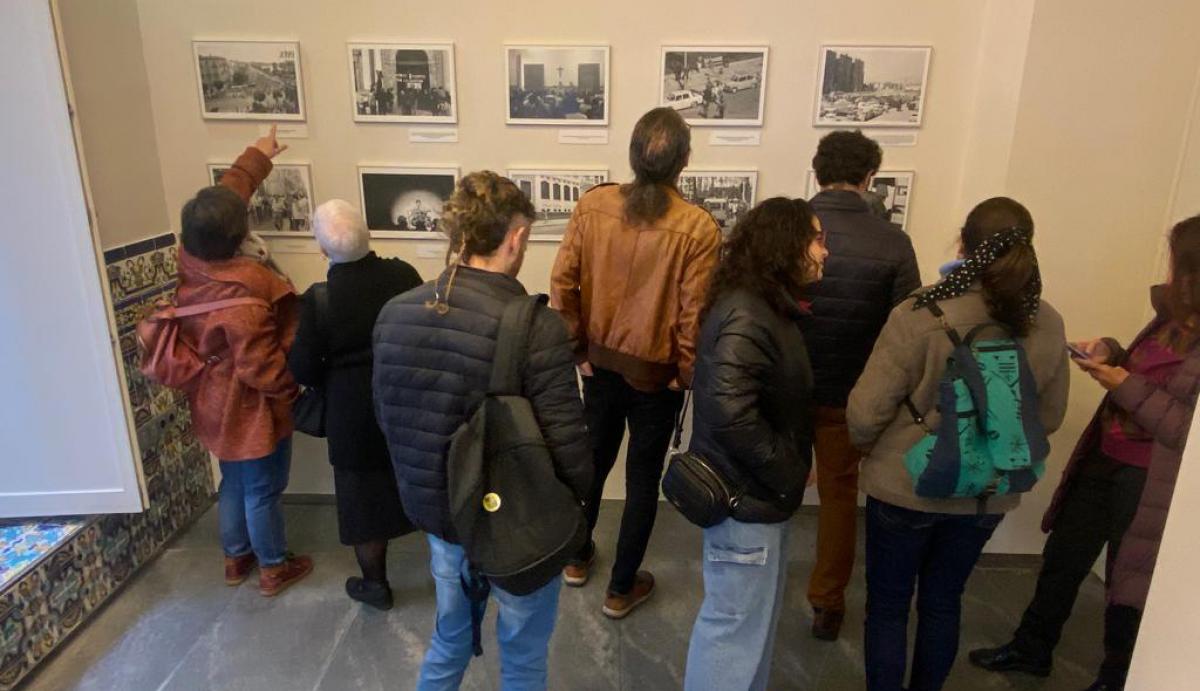 Publico durante la inauguración de la exposición "El pulso por la libertad", en la sede de Morería10
