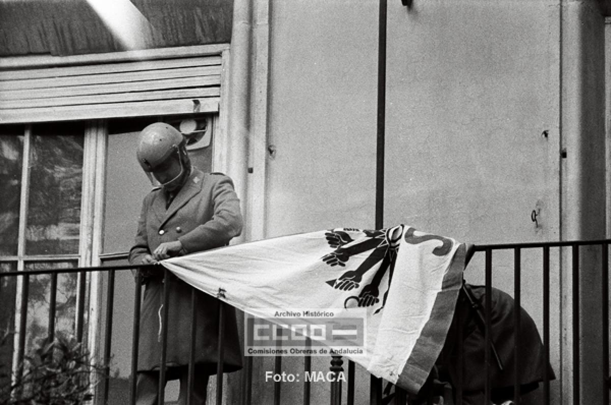 Delojo del edificio Trajano nº 1 por parte de la policía nacional. Febrero de 1979. Foto: AHCCOOA - Maca Escobar