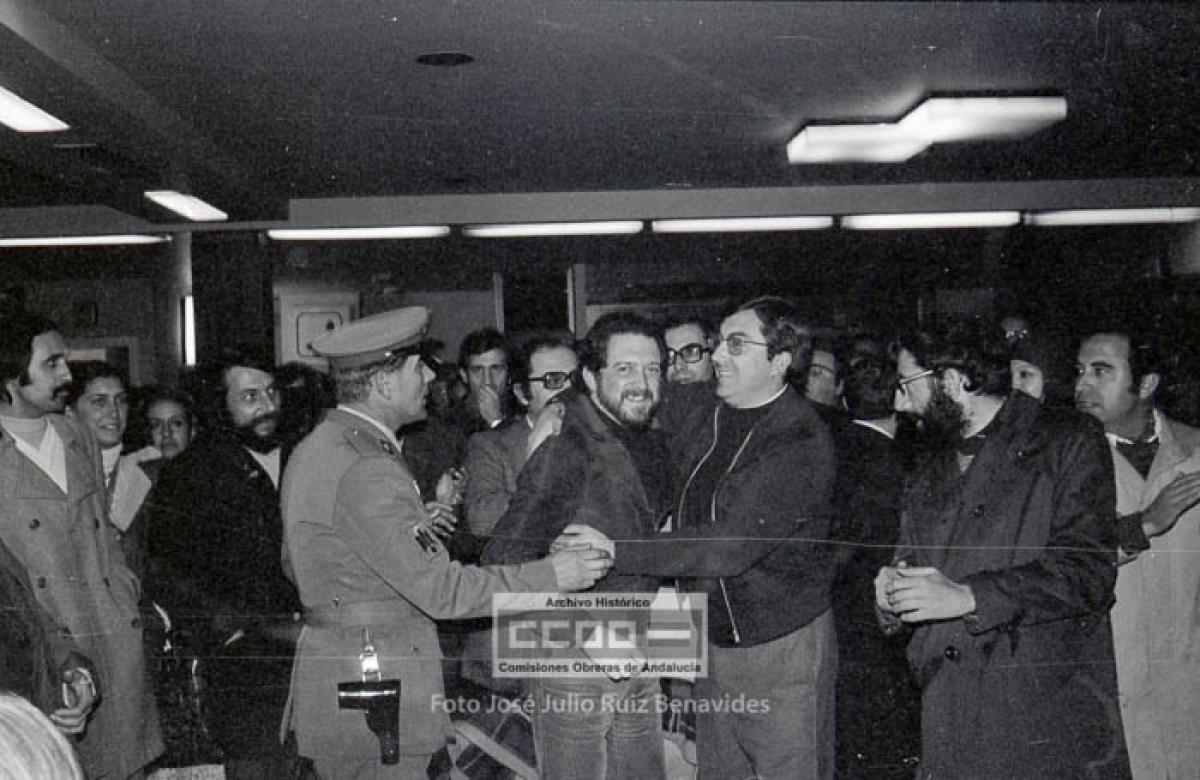 4. Recibimiento a Alejandro Rojas Marcos en el aeropuerto de San Pablo tras ser indultado de la pena de destierro. Sevilla, 31 de enero de 1976. . Foto de José Julio Ruiz Benavides (AHCCOOA).