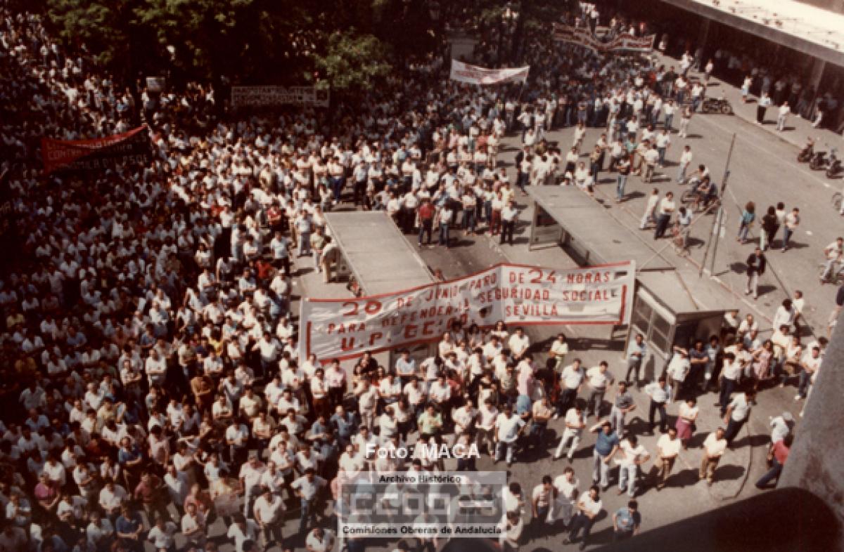 Concentración ante Trajano nº 1 durante el paro general del 20 de junio de 1985. Foto AHCCOOA - Maca Escobar