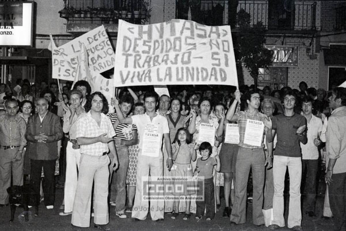 44. Manifestación de vecinos y vecinas de El Cerro del Águila en defensa del trabajo en Hytasa. Sevilla, 19 de junio de 1977. Foto de José Julio Ruiz Benavides (AHCCOOA).