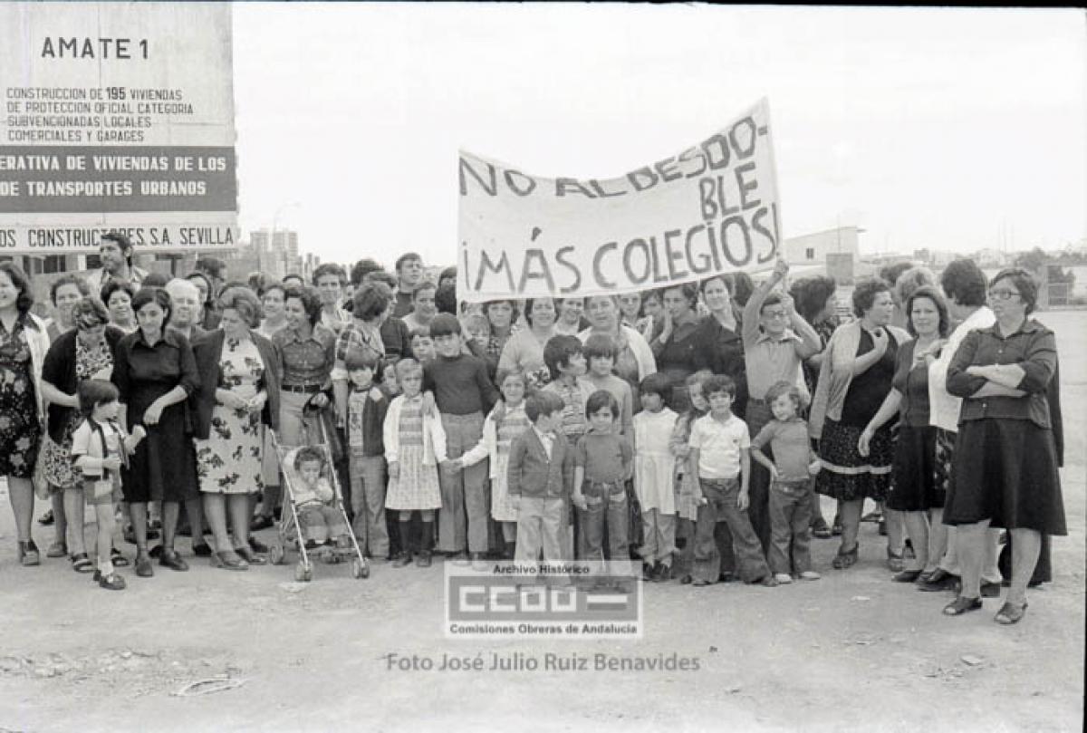 25. Concentración en el barrio de Amate exigiendo colegios. Sevilla, octubre 1976. Foto de José Julio Ruiz Benavides (AHCCOOA).