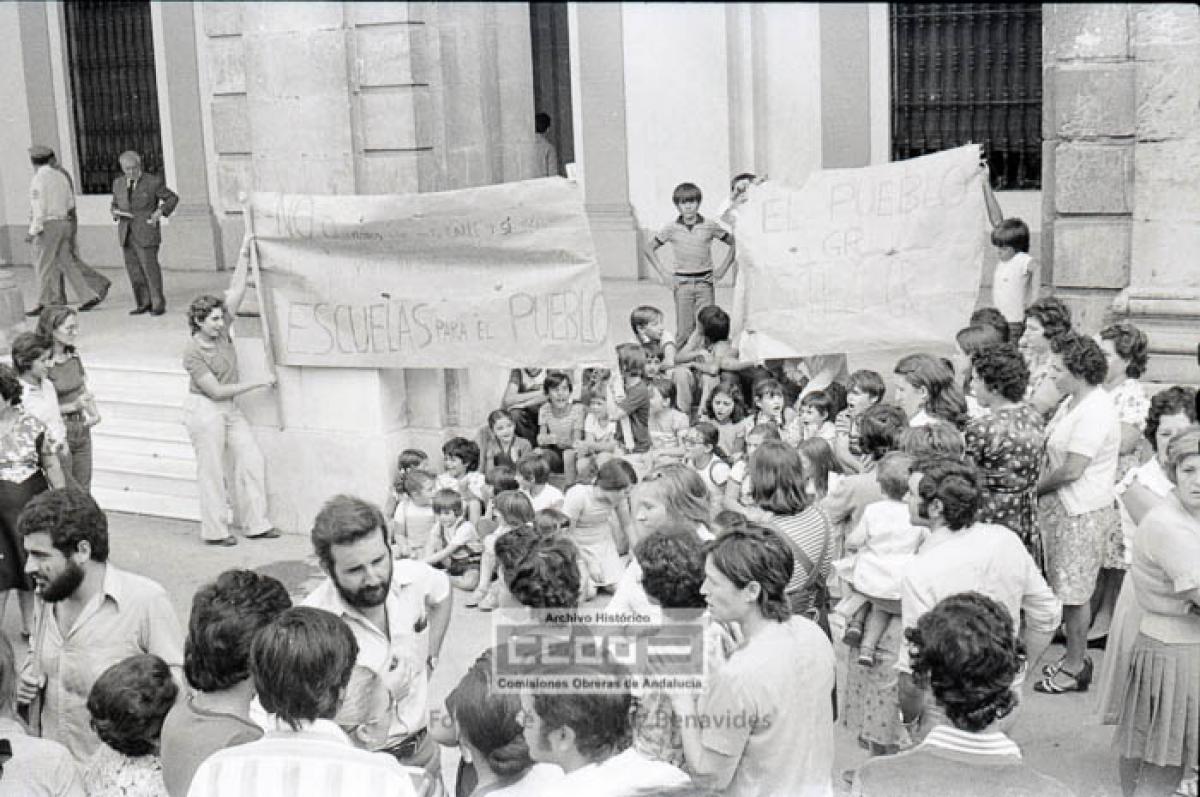 20. Concentración de vecinos y vecinas en el Ayuntamiento solicitando escuelas. Sevilla, 3 septiembre 1976. Foto de José Julio Ruiz Benavides (AHCCOOA).