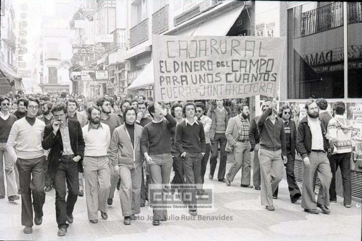 37. Manifestación de trabajadores y trabajadoras de banca contra seis despedidos. Sevilla, 9 de marzo 1977. Foto de José Julio Ruiz Benavides (AHCCOOA).