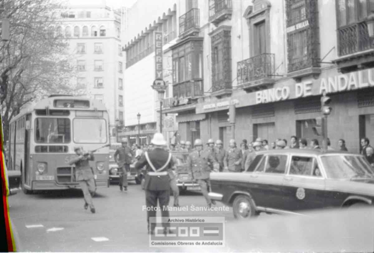 Intervención policial en la Plaza del Duque, Sevilla, durante una manifestación de estudiantes, 1977. Foto AHCCOOA - Manuel Sanvicente